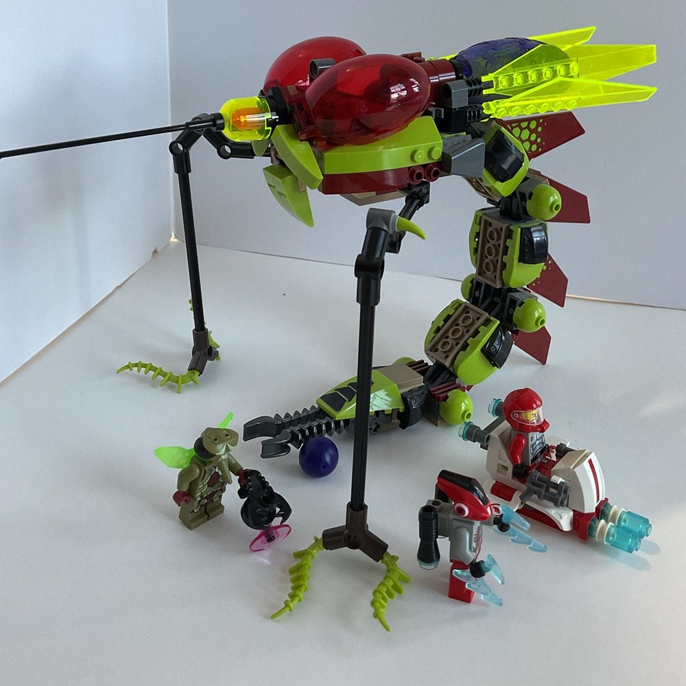 Lego galaxy squad 70702 warp stinger with minifigures and instructions